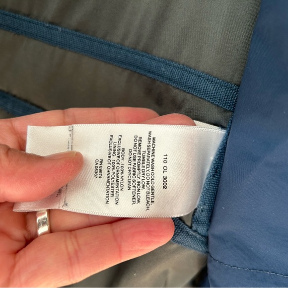 Mountain Hardwear jacket - water-resistant nylon shell with cool details - Picture 4 of 8